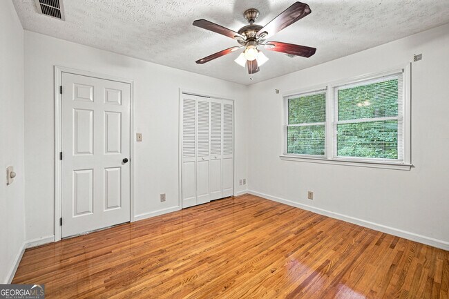 Building Photo - 965 Millbrook Ct