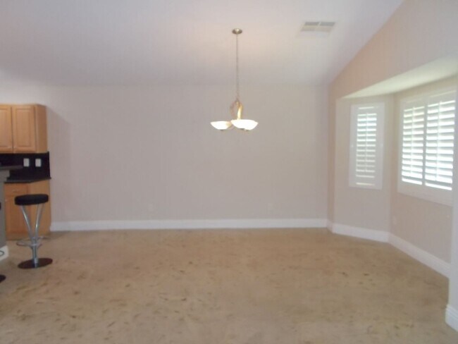Building Photo - Stunning 4-Bedroom Ranch-Style Rental with...