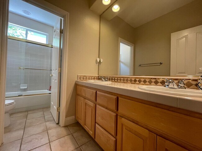 Building Photo - Stunning 4-Bedroom Home in Prime Folsom Location
