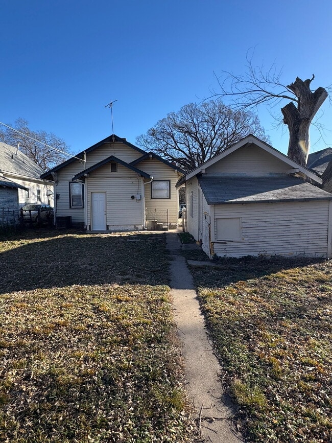 Building Photo - 341 N Grove Dr