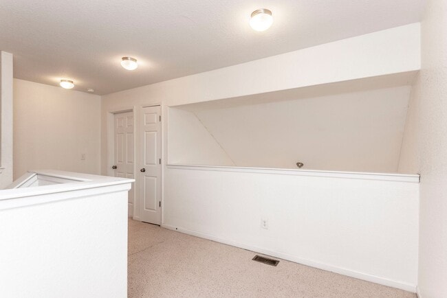 Building Photo - Spacious Duplex with Fenced Yard