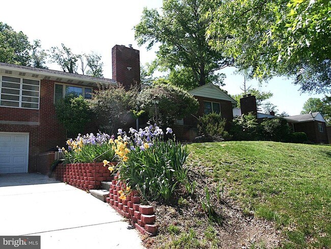 Building Photo - 10104 Towhee Ave