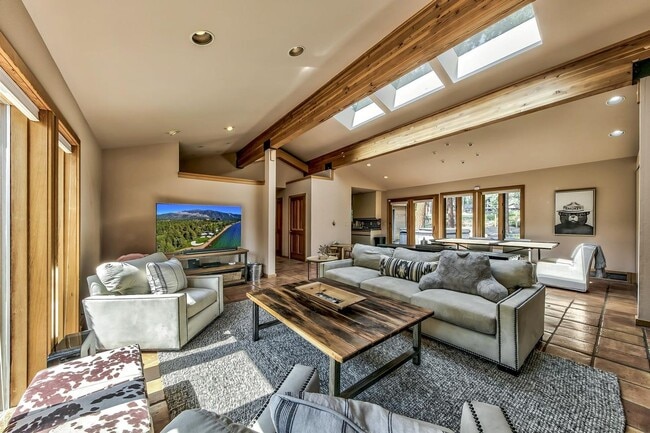 Building Photo - Perfect Location