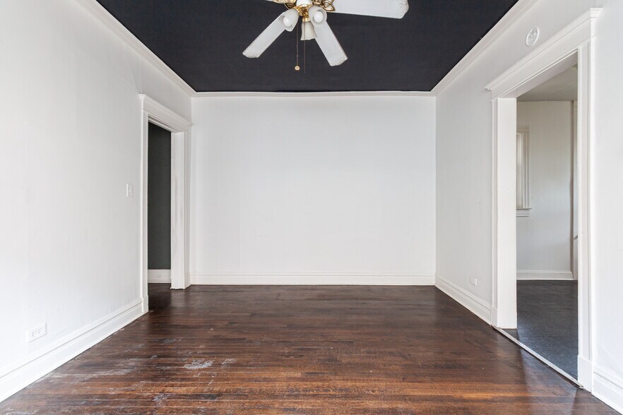 Building Photo - 910 W Belle Plaine Ave