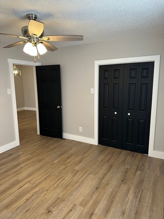 Building Photo - Hickory Duplex