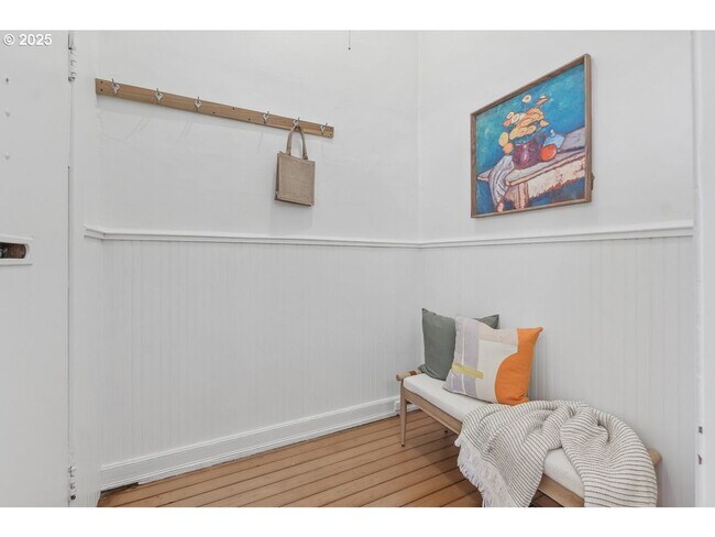 Building Photo - 2Bd/1Ba + Bonus Room Located in the Popula...