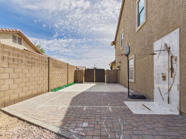 Building Photo - Luxury Awaits with Designer Details
