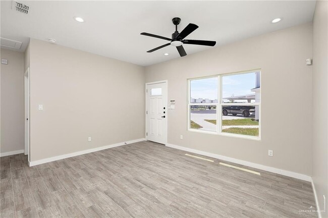 Building Photo - 2714 Primrose Dr