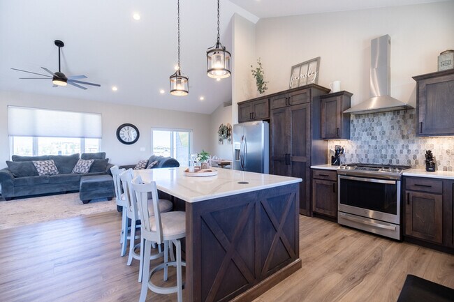 Building Photo - 2428 Sunshine Dr