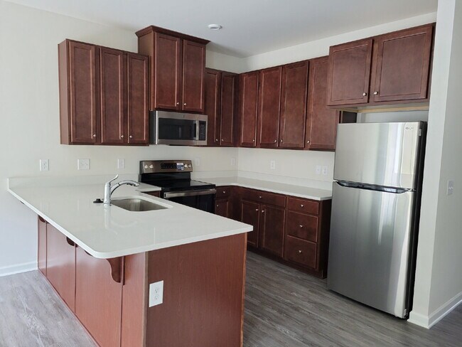Building Photo - Luxury townhome in a prime Goodlettsville location just minutes to Nashville!