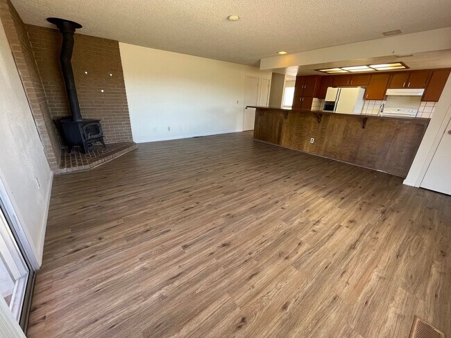 Building Photo - Spacious property with views!