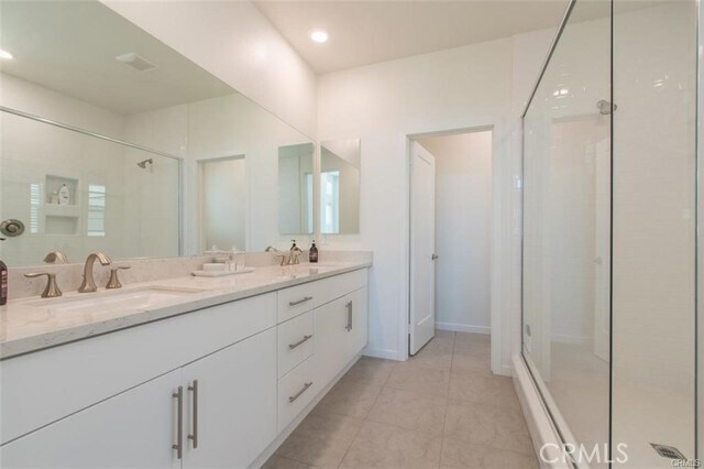 Building Photo - 140 Paramount