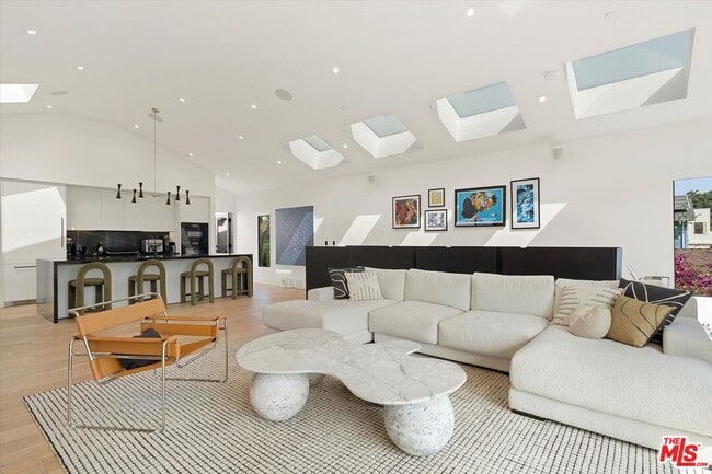 Building Photo - 627 Sunset Ave