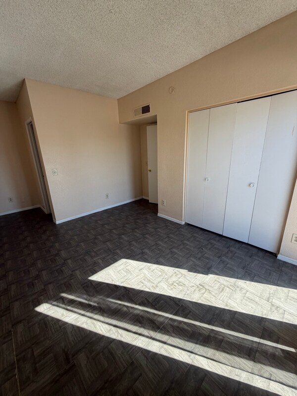 Building Photo - 2826 E Marconi Ave