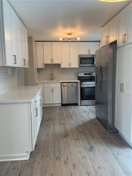 Building Photo - 203 Parkwood Dr