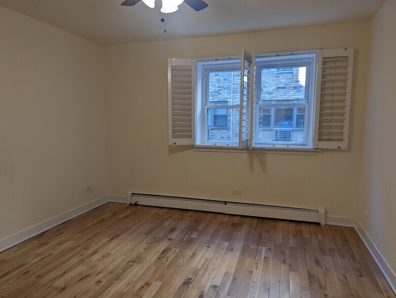 Building Photo - 643 W Wrightwood Ave