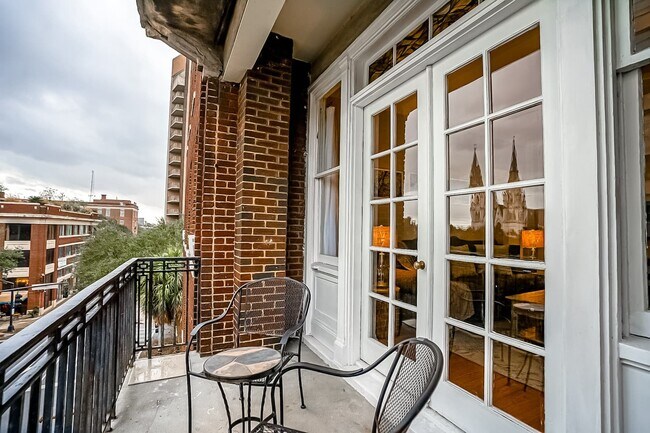 Building Photo - Furnished & Perfectly Located Downtown in ...