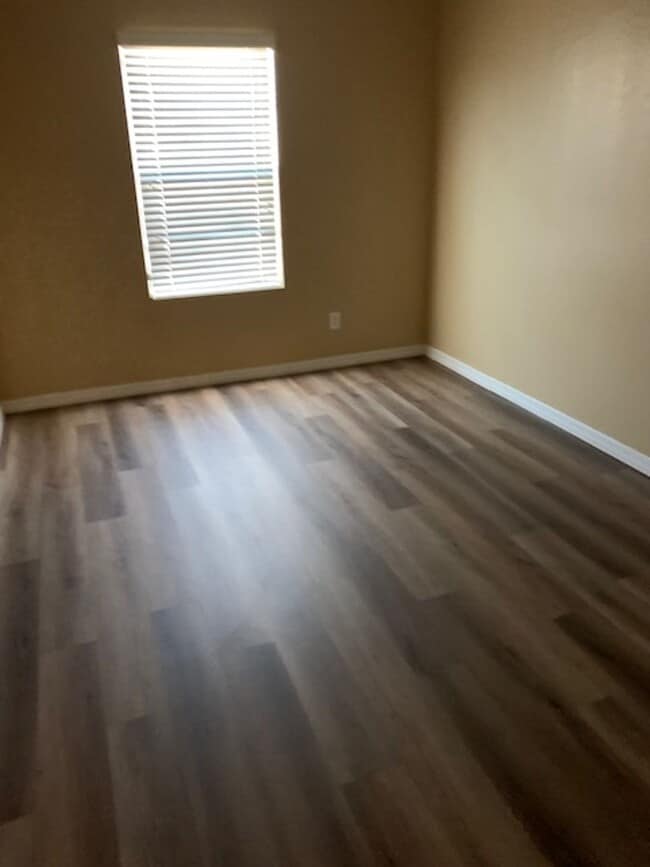 Building Photo - 4 BEDROOM HOME IN EAST  PHOENIX