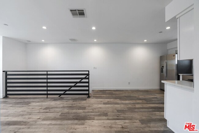 Building Photo - 5645 Willowcrest Ave