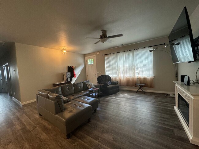 Building Photo - Rooms for rent in wonderful North Roseburg Home with views in Winchester