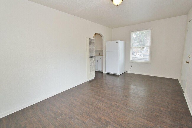 Building Photo - 811 8th Ave N