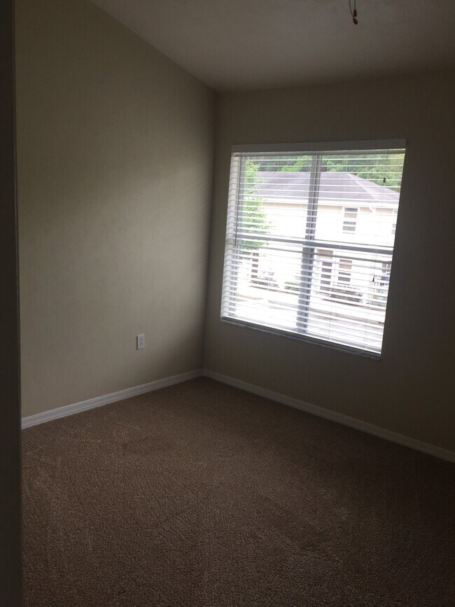 Building Photo - 2 Bedroom 2 1/2 Bath In NW Seventh Street ...