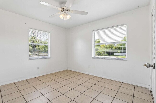 Building Photo - Charming 2-Bed Oasis on Providence Blvd – Cozy Living in Deltona!