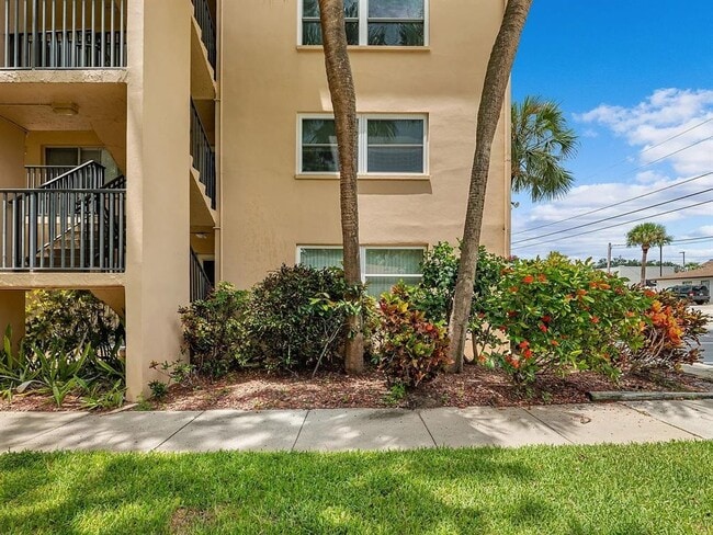 Building Photo - 2525 W Bay Dr
