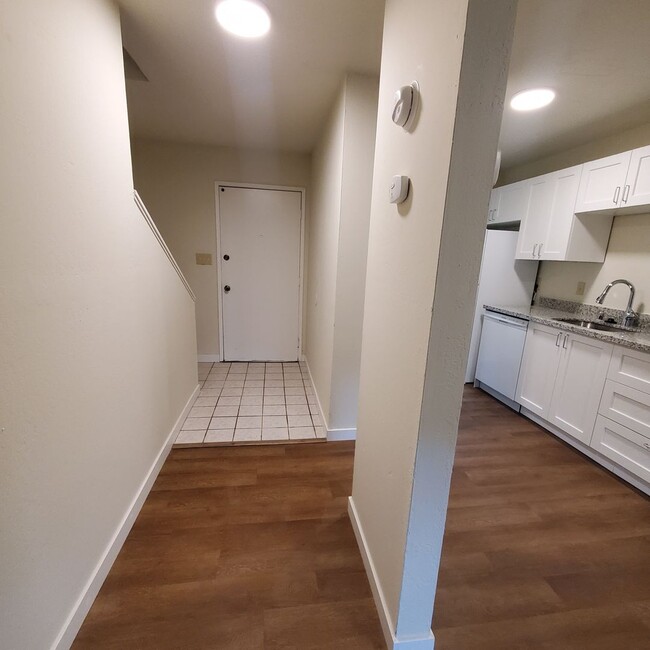 Building Photo - Remodeled 2bd/1ba 2 Story Condo Near Heart...