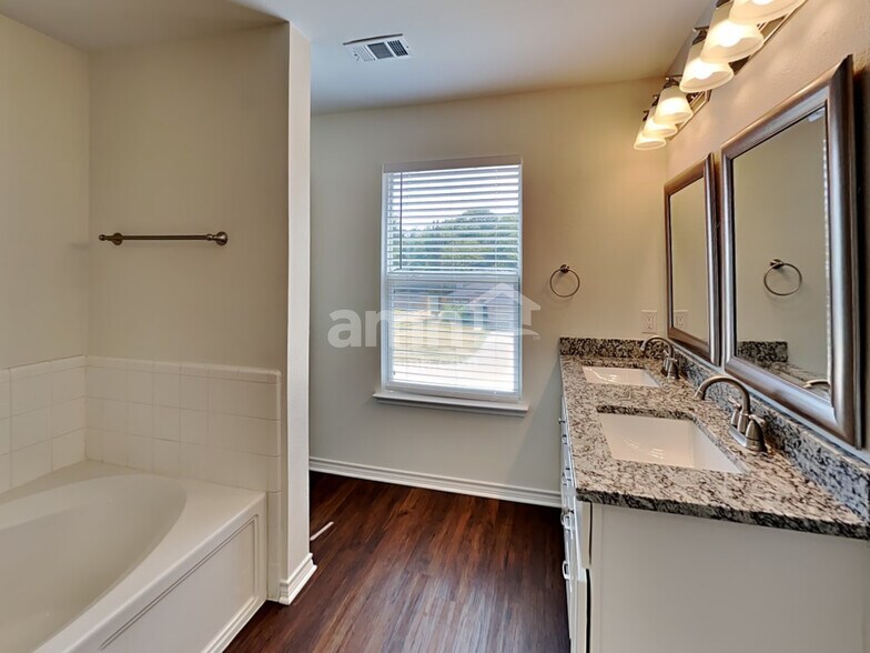 Building Photo - 1339 Flagstone St