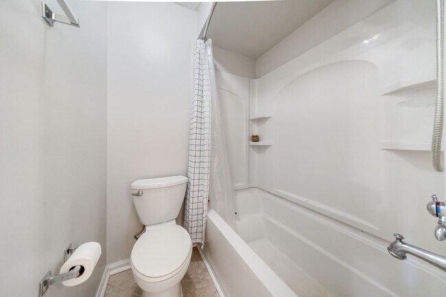 Building Photo - 3 Bedroom 2.5 Bathroom Condo!