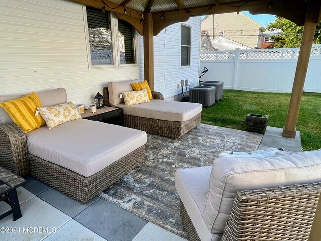 Building Photo - 218 Marine Pl