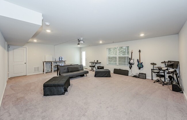 Building Photo - Beautiful Home in The Arbors!