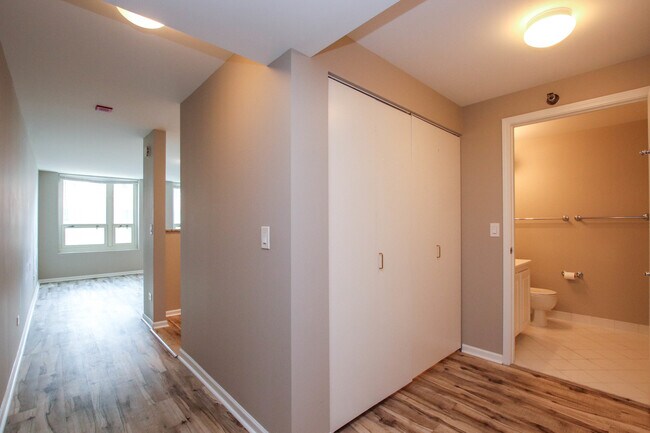 Building Photo - 345 N La Salle Dr
