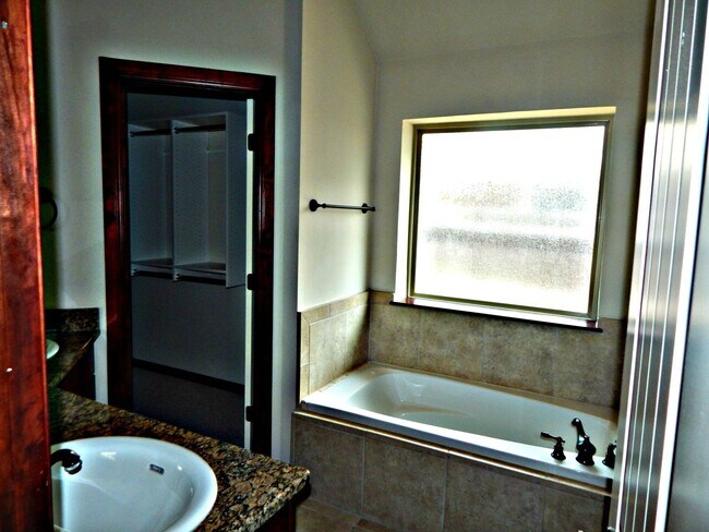 Building Photo - Delightful Home in the heart of Edmond- Pool and Club House-Close to I-35, Broadway Extension and...