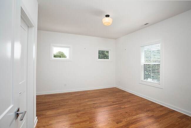 Building Photo - Modern Beauty In Charming Neighborhood!