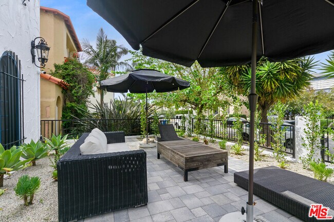Building Photo - 458 N Sierra Bonita Ave