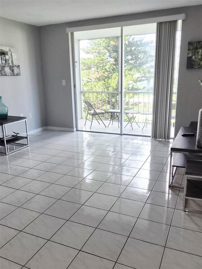 Building Photo - 2905 Point E Dr