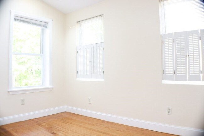 Building Photo - 158 Bridge St