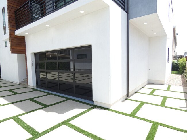 Building Photo - 5346 Lexington Ave