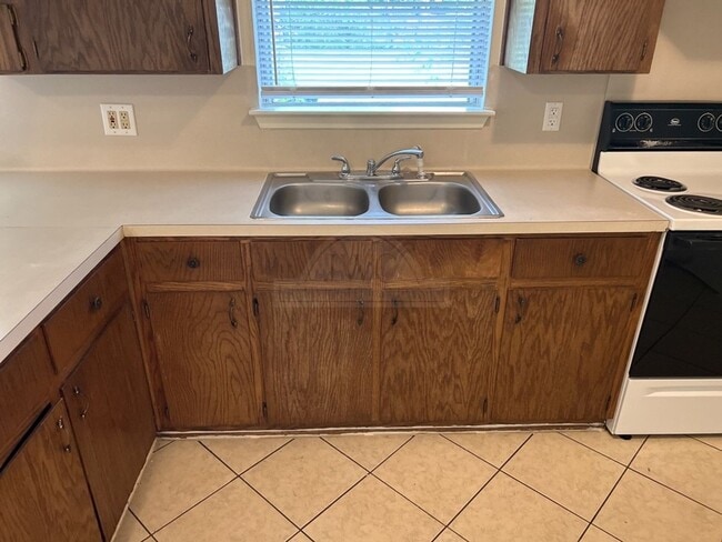 Building Photo - 1811 Janis Dr