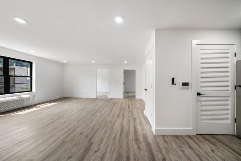 Building Photo - 242 Spring St