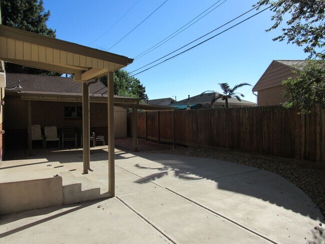 Building Photo - 2 Bedrooms plus 2 non confirming bedrooms in the basement close to light rail