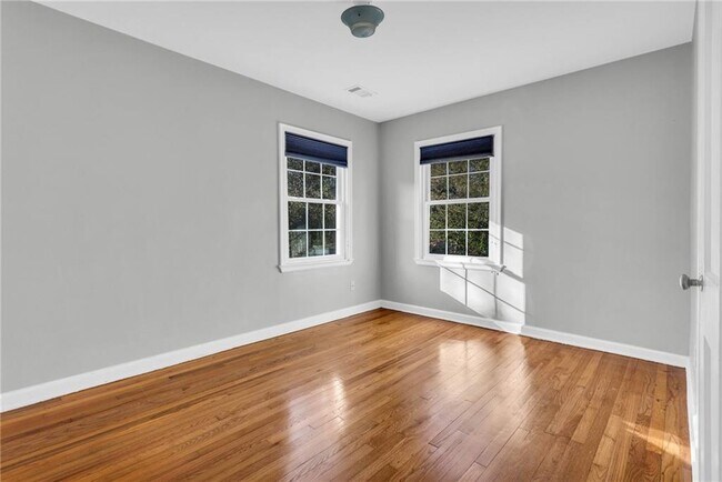 Building Photo - 948 Sycamore Dr