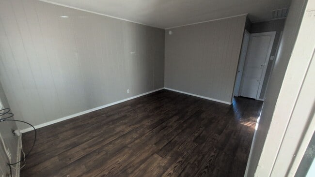 Building Photo - 2 bedroom apartment off Trenton st!
