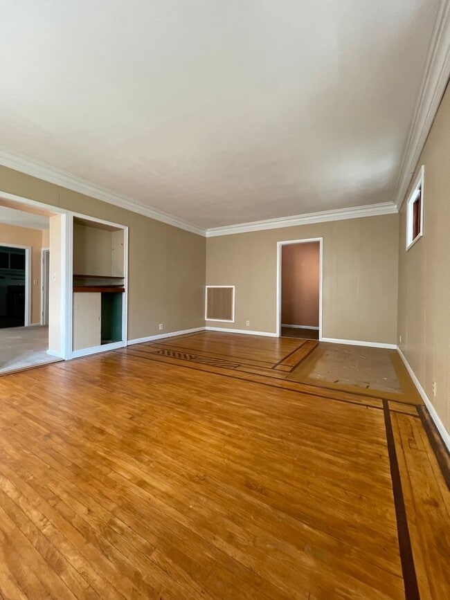 Building Photo - Five Bedroom Home in Central La Crosse