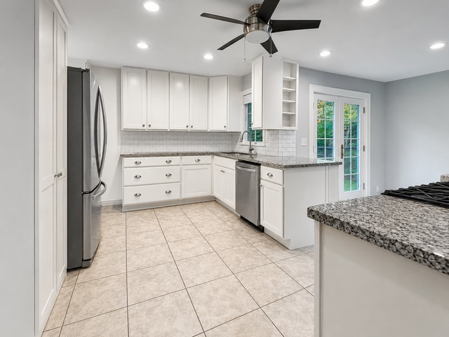 Building Photo - 2425 Demington Dr
