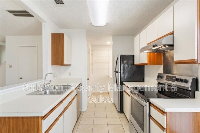 Building Photo - 1015 E Yager Ln