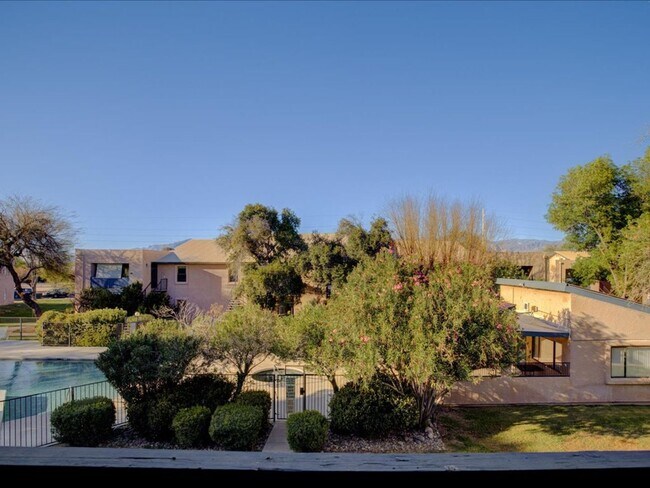 Building Photo - 2 Bedroom 2 Bathroom Retreat with Community Pool & Spa!