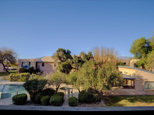 Building Photo - 2 Bedroom 2 Bathroom with Community Pool and Spa!